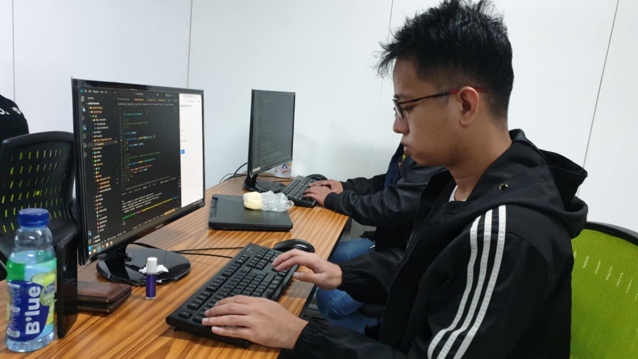 Jhonmar coding during a Laravel training workshop